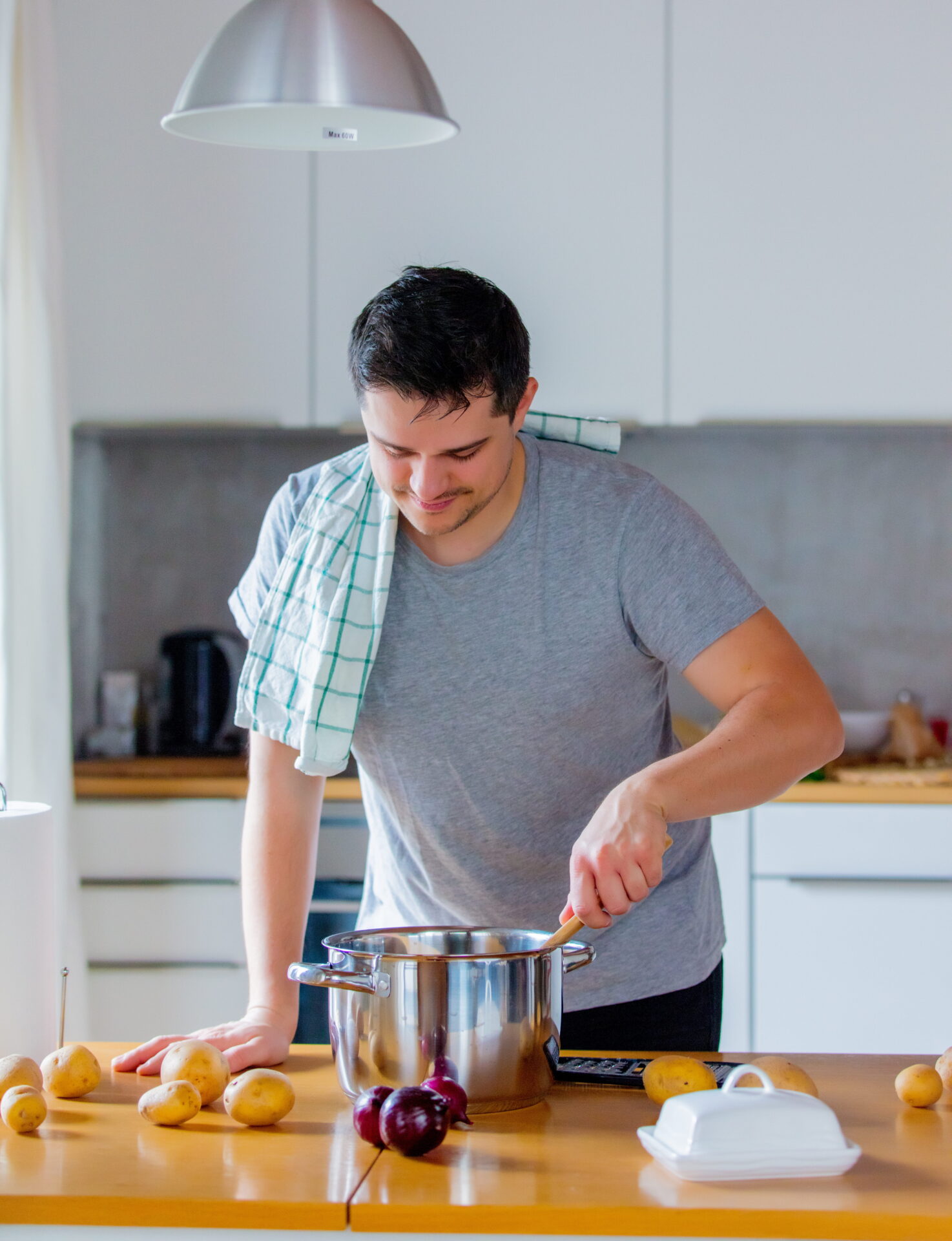 man-cooking-with-potatoes-in-bright-modern-kitchen-2026-09-24-03-32-58-utc (1)